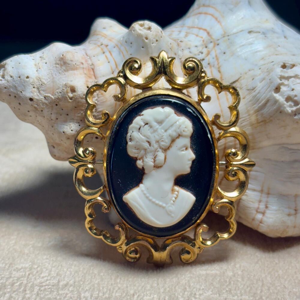 Vintage Style Plastic Cameo Brooch Gold Tone Oval Lady Portrait Mid Century Pin